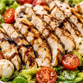 Chicken Caprese Salad Recipe - Discover the best Chicken Caprese salad recipe! A delicious and healthy meal with tender chicken, fresh tomatoes, mozzarella, and