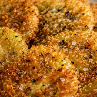 Crispy Vegan Fried Green Tomatoes: Southern Comfort Made Easy! Fried green tomatoes: master this incredible vegan recipe in your air fryer or pan. Enjoy a crisp
