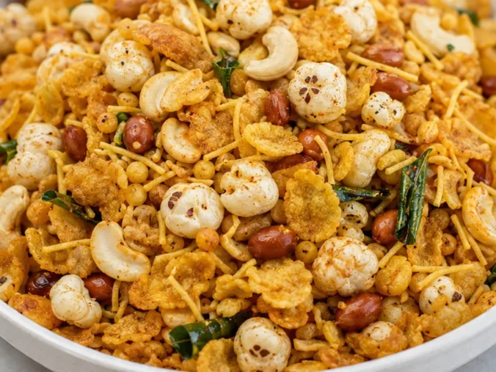 Crispy Cornflakes Chivda: Your New Favorite Snack!