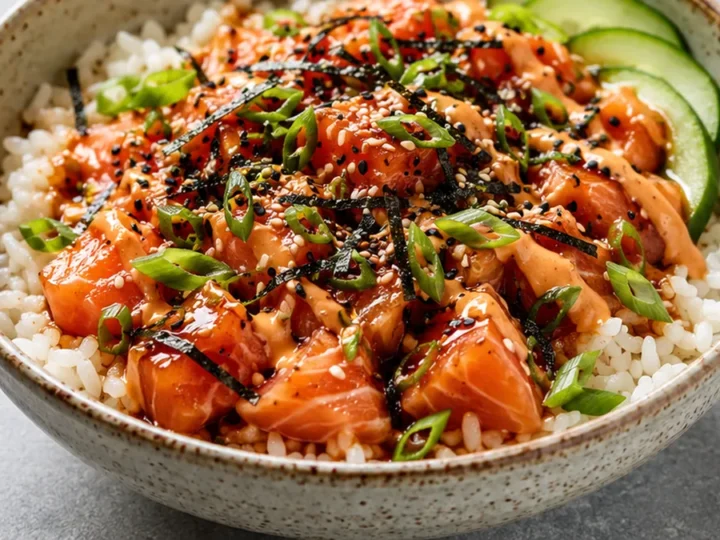 Spicy Salmon Sushi Bowls: Easy & Quick!