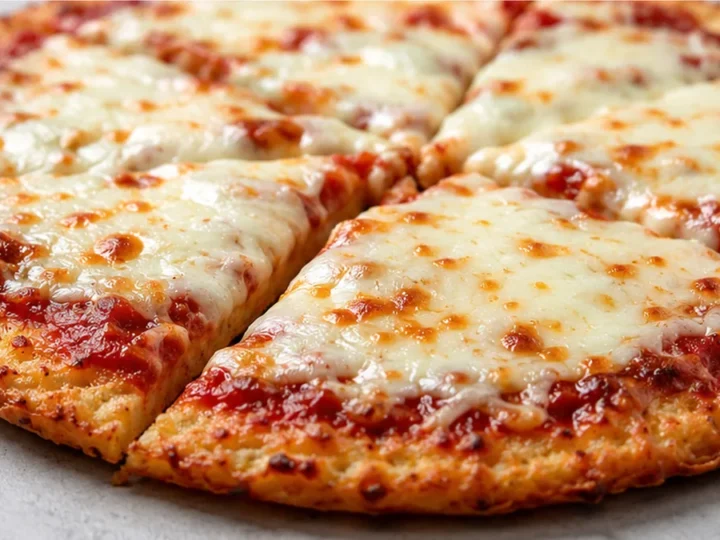 Keto Pizza: Crispy Crust, Zero Guilt!